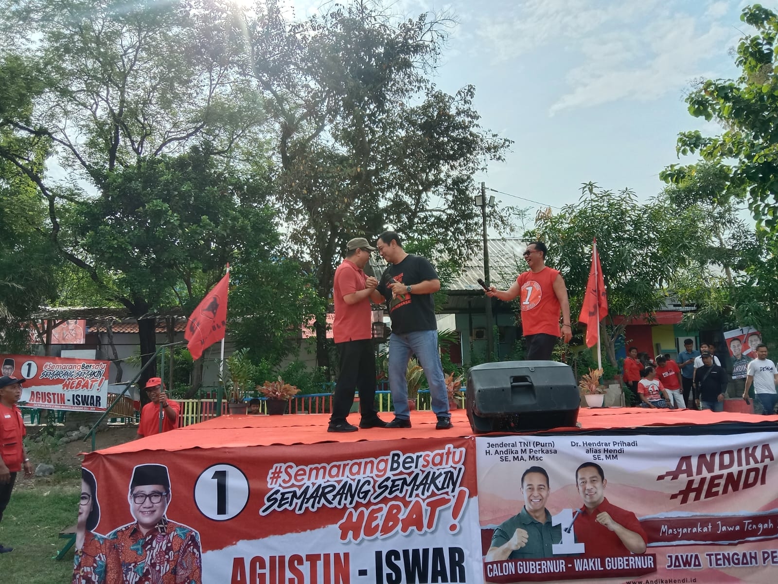 Dua Sahabat Hibur Warga Palebon, Hendi dan Iswar Selaraskan Program Pembangunan dan Kesejahteraan