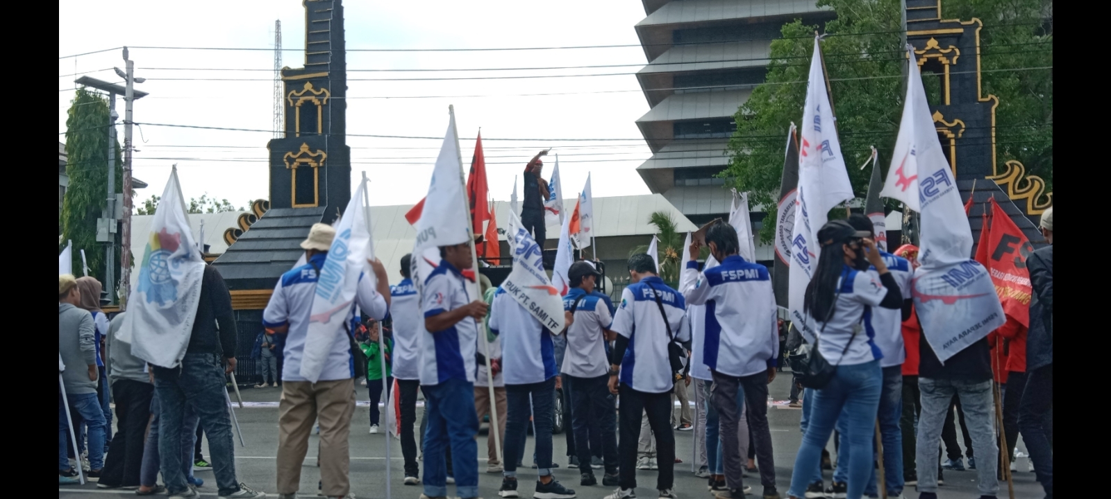 Buruh Jateng Tuntut Kenaikan Upah Tahunan 10 Persen dan Tekan Jumlah PHK