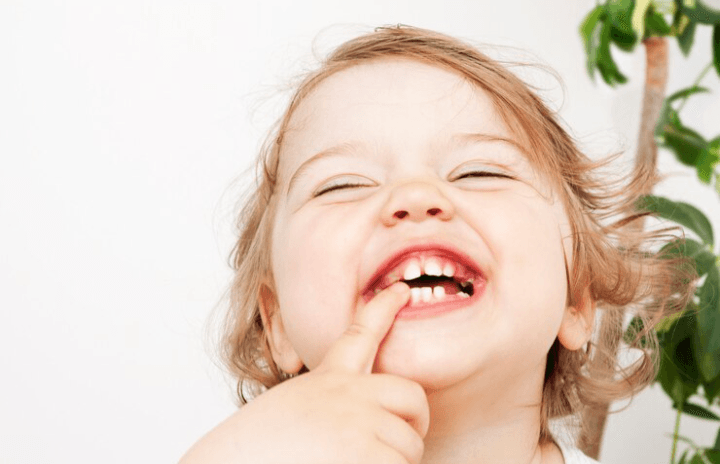 Bunda Harus Tahu! Ini 4 Hal Penyebab Gigi yang Tumbuh Pada Bayi Bentuknya Tidak Normal