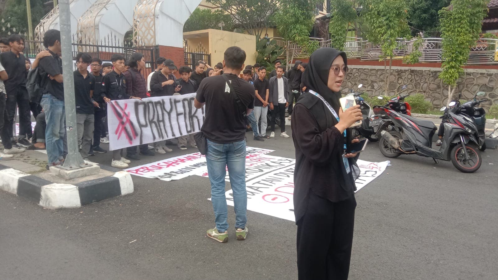 Protes Seringnya Kecelakaan Lalu Lintas di Silayur, Mahasiswa UIN Walisongo dan Warga Ngaliyan Lakukan Aksi Damai