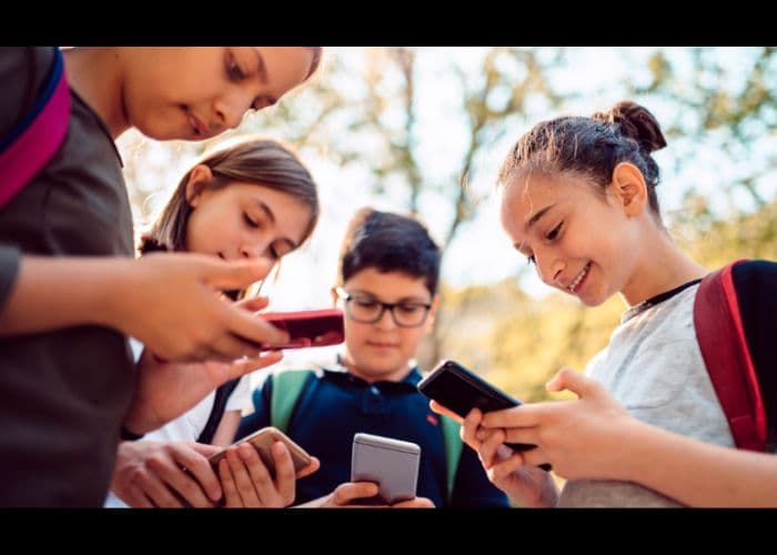 Info Seputar Parenting Vibes! Orangtua Wajib Tahu! 3 Alasan Mengapa Anak-anak Bebas Gunakan Media Sosial, Meski Dibawah Umur