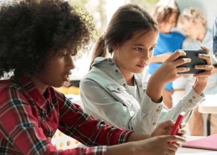 Tips Parenting Vibes! Orangtua Wajib Tahu! 4 Cara Efektif Lindungi Anak dari Dampak Buruk Media Sosial