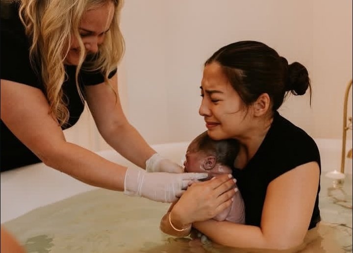 Water Birth ala Nikita Willy: Tren Melahirkan Modern yang Nyaman, Tapi Penuh Risiko? Simak Penjelasannya!