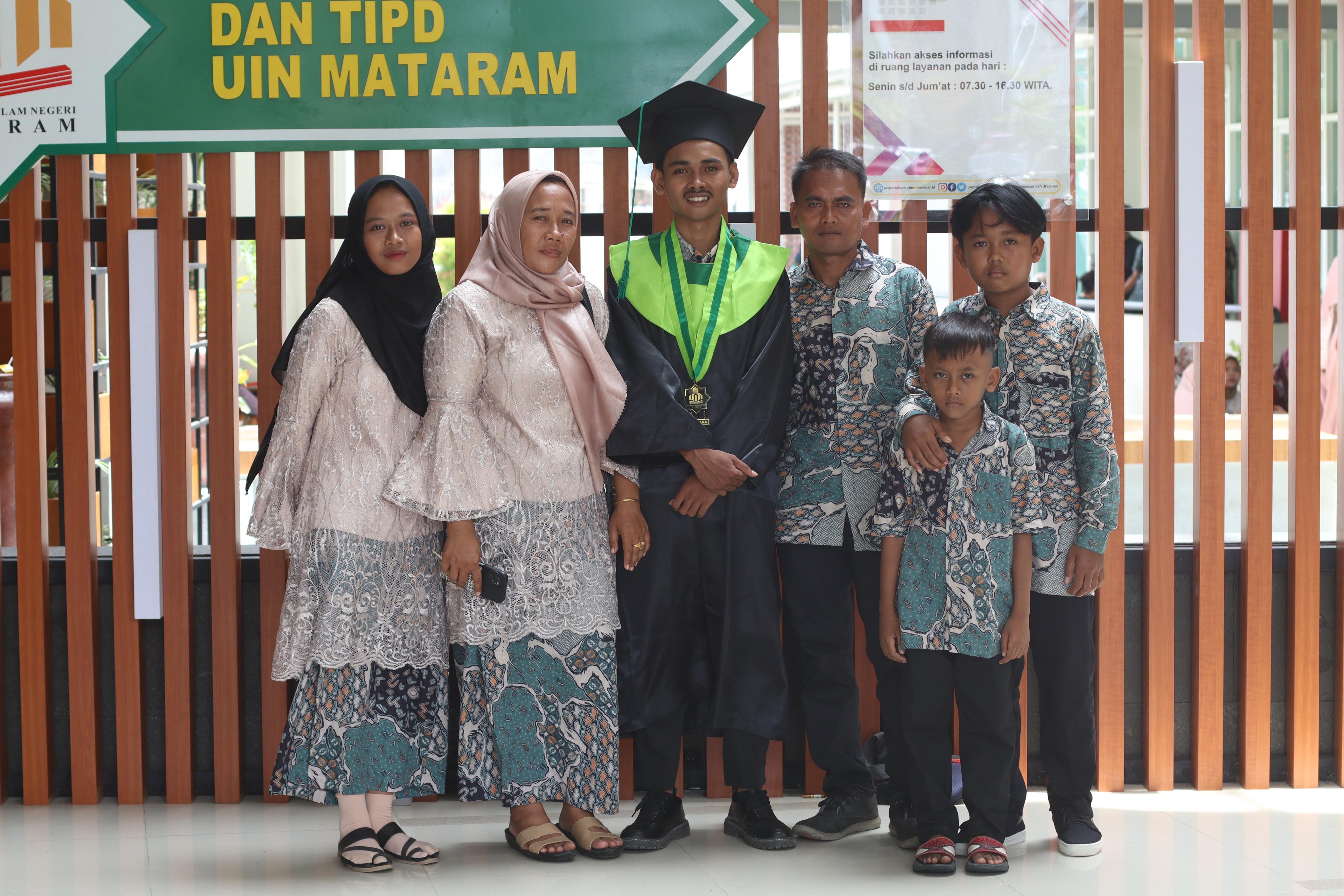 Perjuangan Ibu Hebat Nasabah PNM Mekaar Membantu Perekonomian Keluarga! Dari Jualan Jagung Keliling hingga Sukses Antar Anak ke Bangku S2