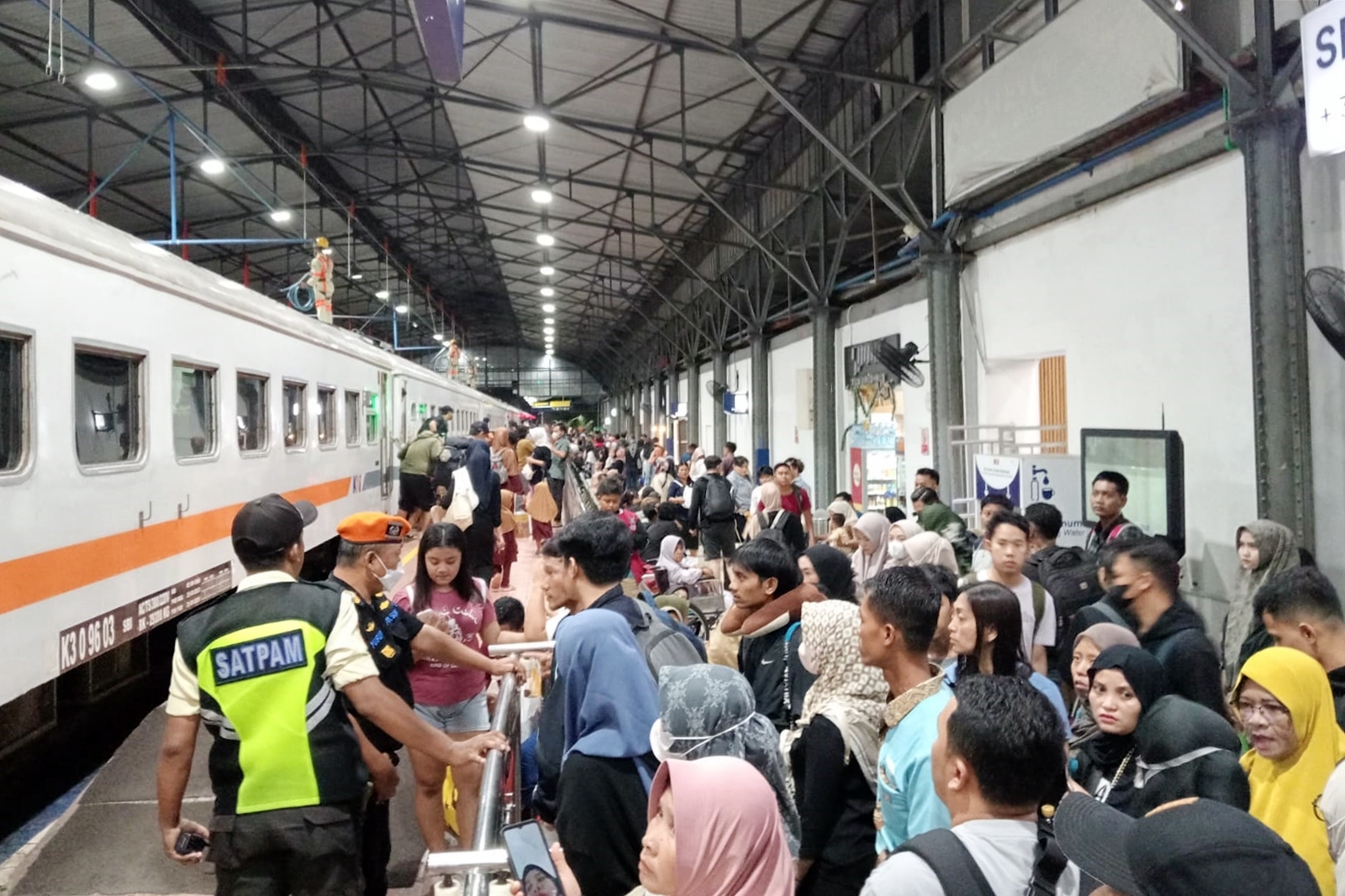 Tiga Hari Setelah Tahun Baru, Stasiun Masih Dipadati Penumpang