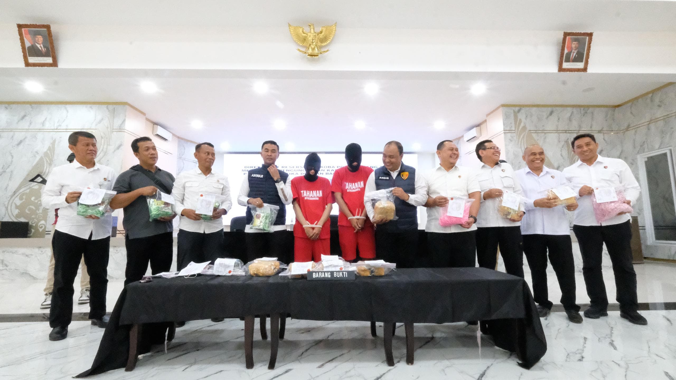 Sembunyikan Belasan Kilo Sabu di Dasbord Mobil, 2 Kurir Narkotika Ditangkap Polisi di Pelabuhan Tanjung Emas