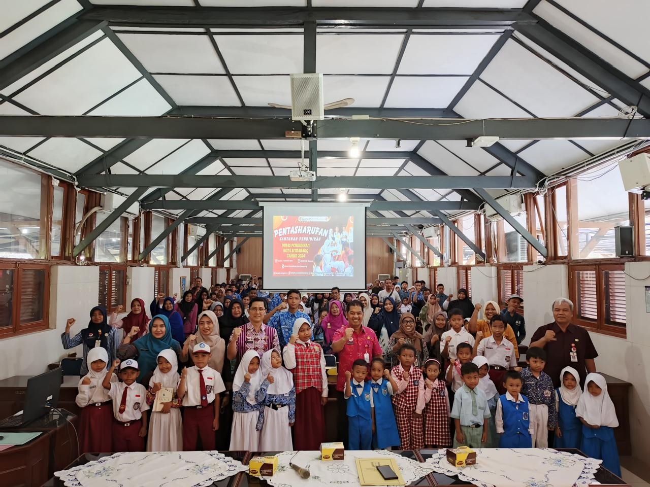 Kadisdik Kota Semarang Bambang Pramushinto Salurkan 1133 Paket Bantuan Pendidikan