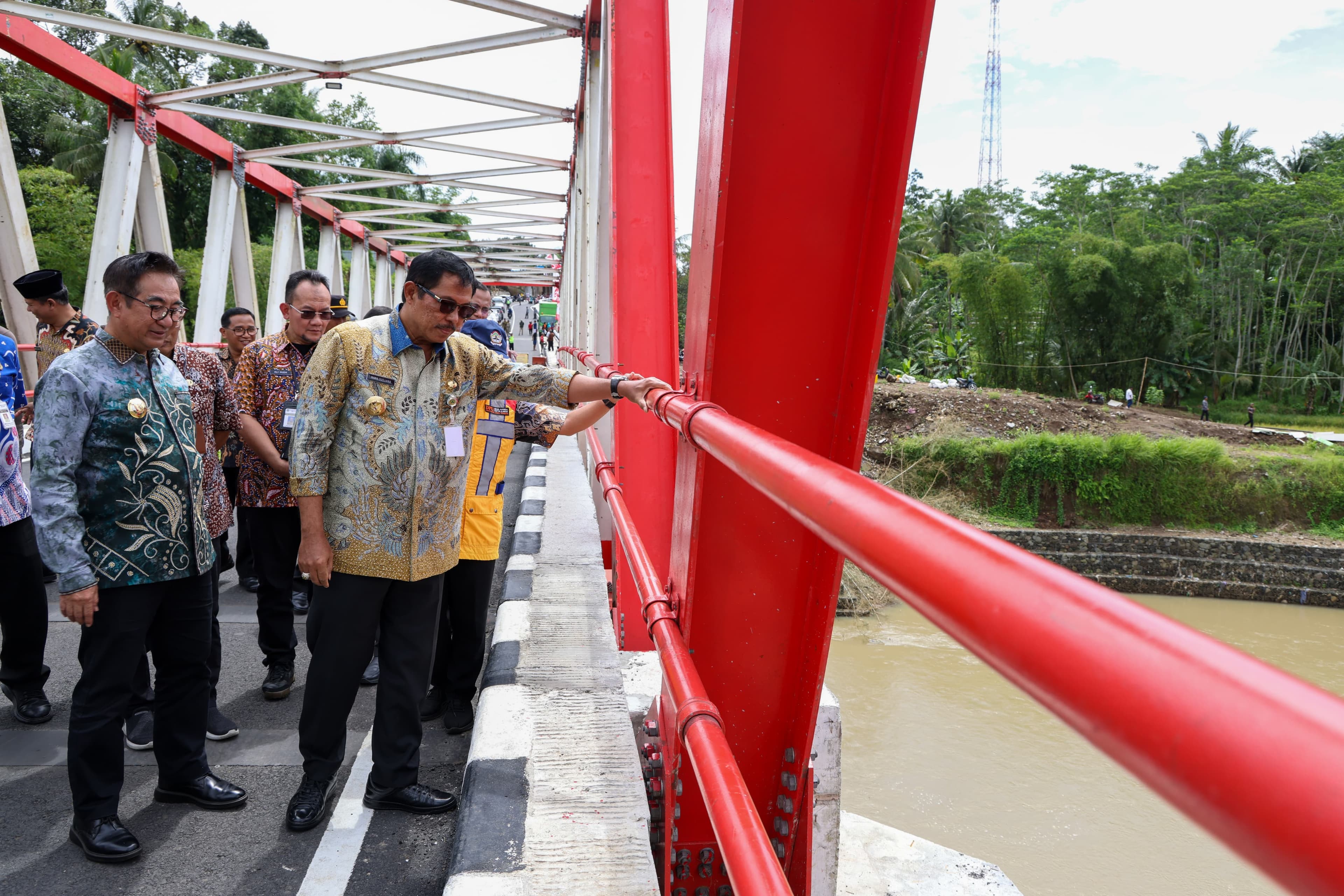 Pj Gubernur Jateng Resmikan Jembatan Sucipto Suwigo Magelang, Masyarakat Antusias