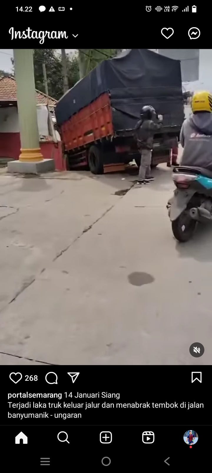 Sebuah Truk Nyungsep di Selokan dan Tabrak Sebuah Bangunan di Jalan Banyumanik - Ungaran