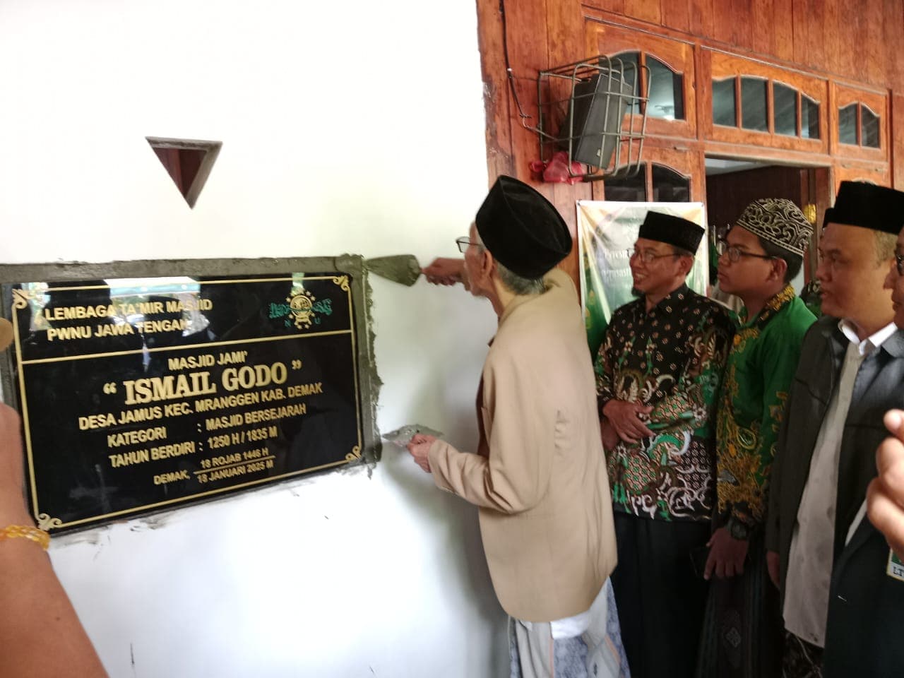 Jaga Sejarah Perjuangan Ulama, LTM NU Jateng Pasang Papan Nama di Masjid Jami Ismail Godo Jamus Demak