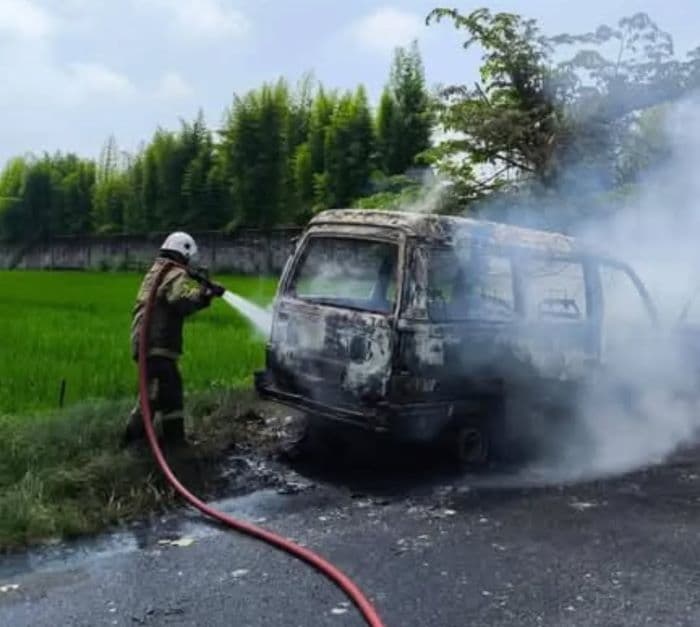 Usai Isi Bensin, Sebuah Mobil Di Klaten Ludes Terbakar
