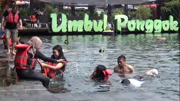 Libur Panjang, Wisatawan Padati Objek Wisata Umbul Ponggok Klaten