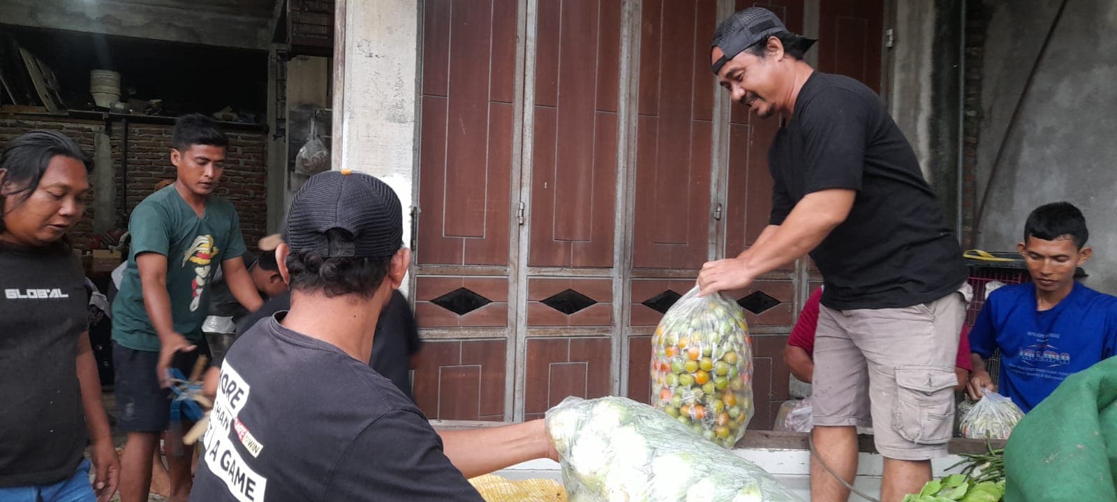 Sambil Salurkan Bantuan ke Korban Banjir, Pedagang Sayur dan Buah Keluhkan Penataan Pasar Terminal Bahurekso