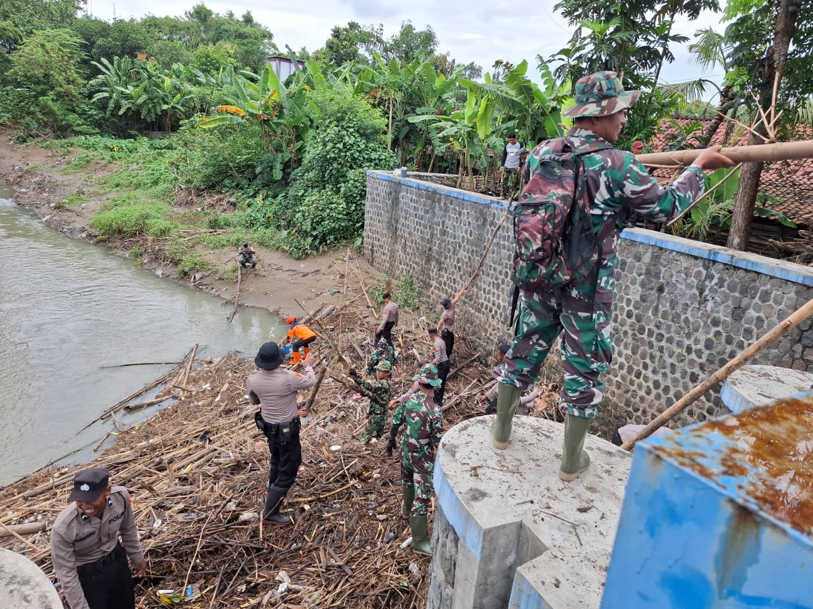 Bersama Lawan Bencana, Polres Sukoharjo Bersihkan Bendungan Bengawan Solo dari Sampah
