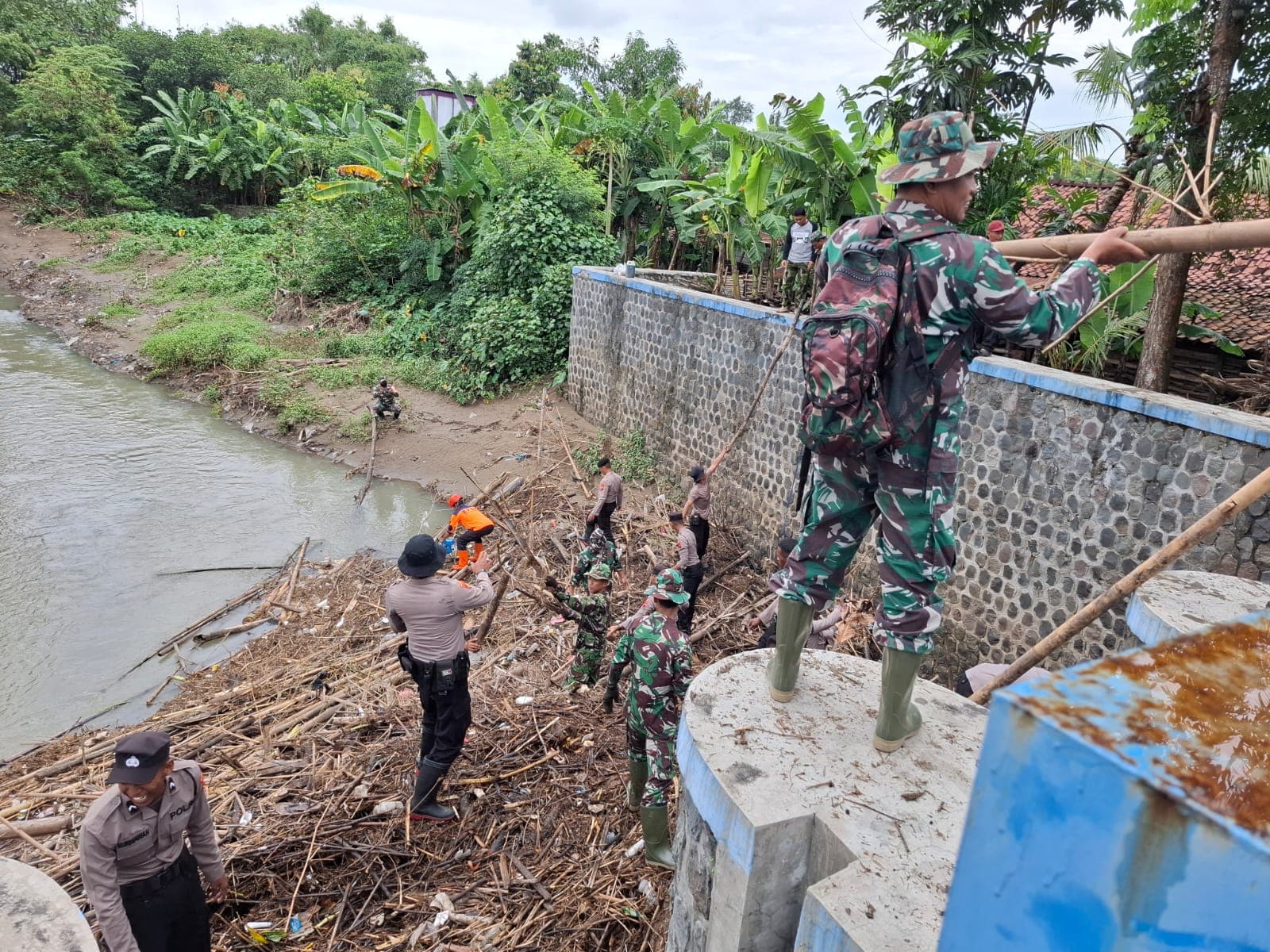 Bersama Lawan Bencana, Polres Sukoharjo Bersihkan Bendungan Bengawan Solo dari Sampah