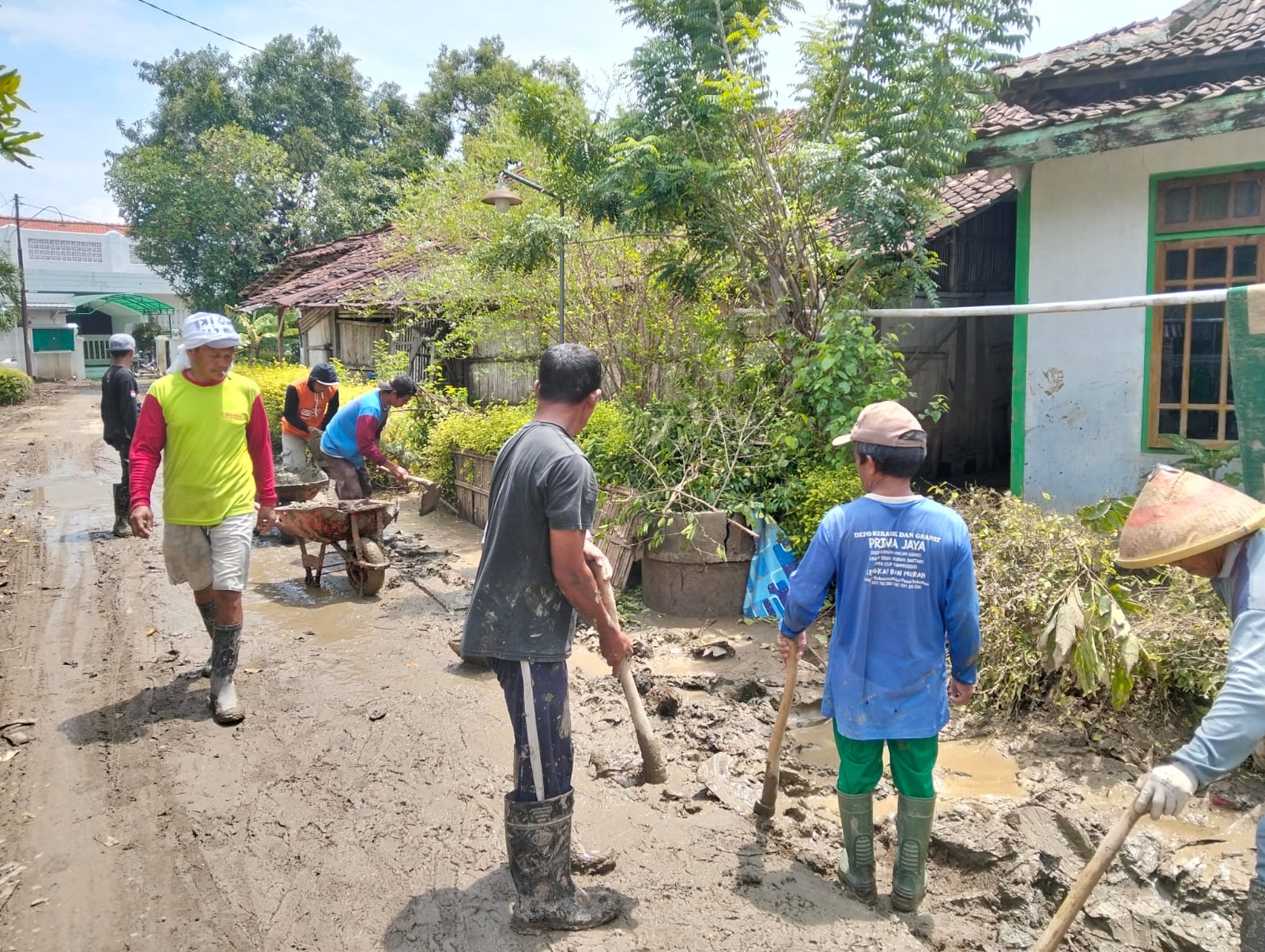 Komunitas Seni Bantu Kebersihan Dan Sanitasi Lingkungan Terdampak Banjir
