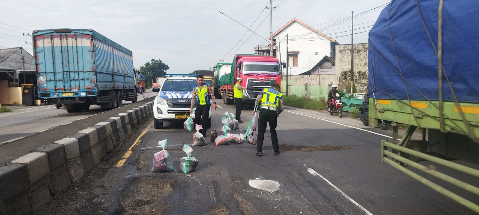 Satlantas Polres Kendal Lakukan Penandaan dan Penambalan Jalan Pantura untuk Kurangi Risiko Kecelakaan