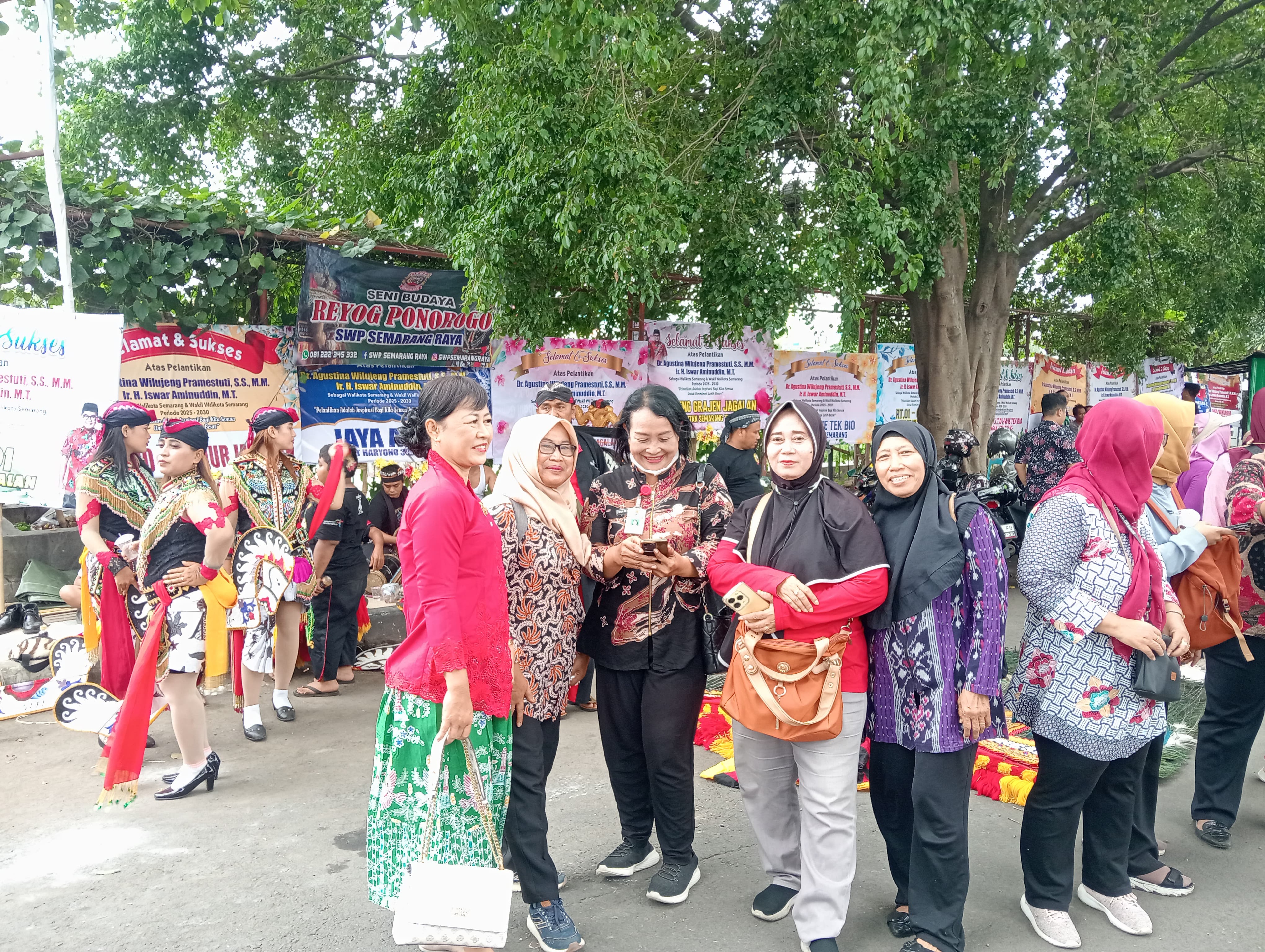 Semarang Menyala! Warga Ngaliyan Sambut Agustina-Iswar dengan Spanduk dan Kesenian