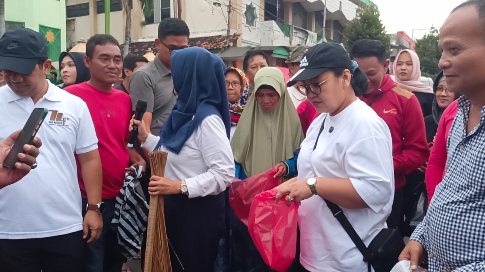 Tunggu Arahan Megawati, Agustina Bersihkan Pasar Johar