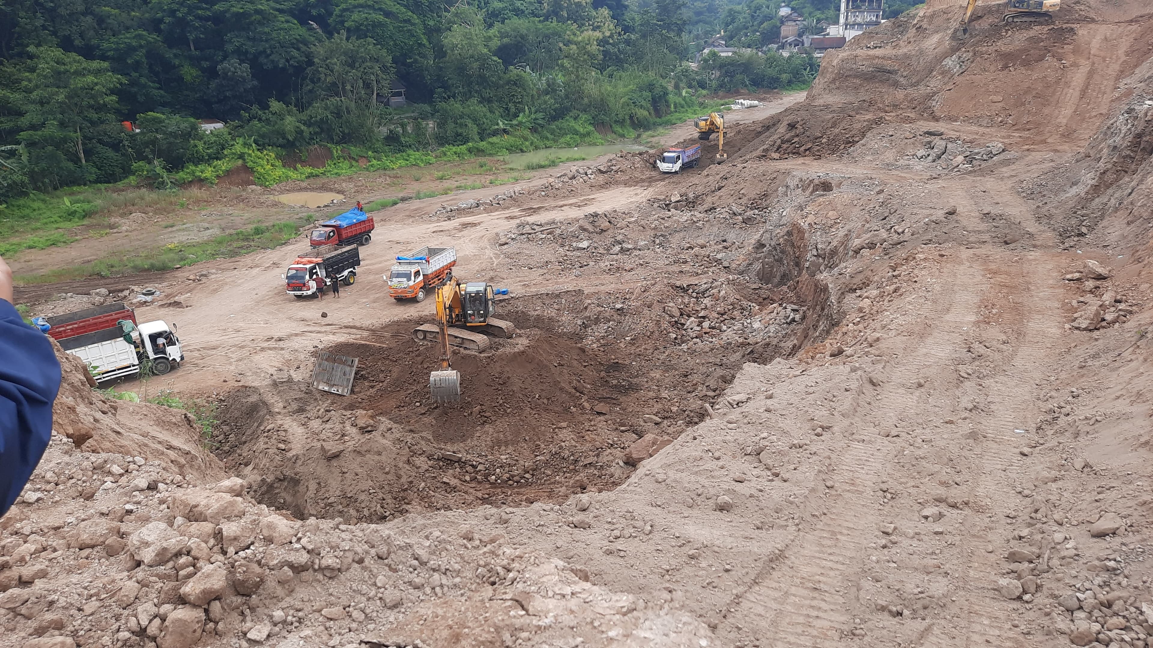 Warga Tambak Aji Ngaliyan Protes Ada Galian C Tanpa Persetujuan, Rawan Longsor