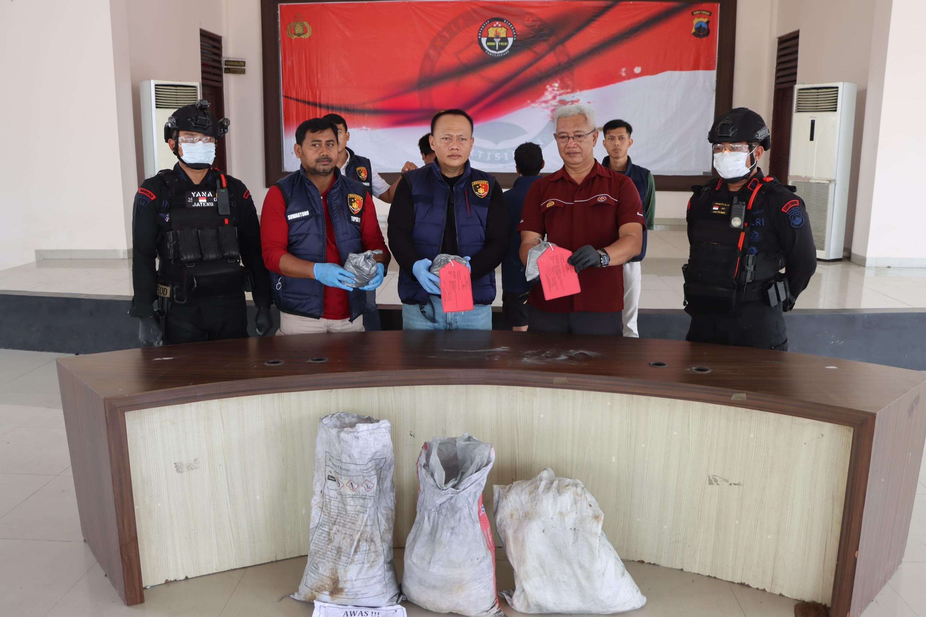 Polres Demak Sita 32 Kg Bubuk Mercon, Penjual Diancam Penjara 20 Tahun