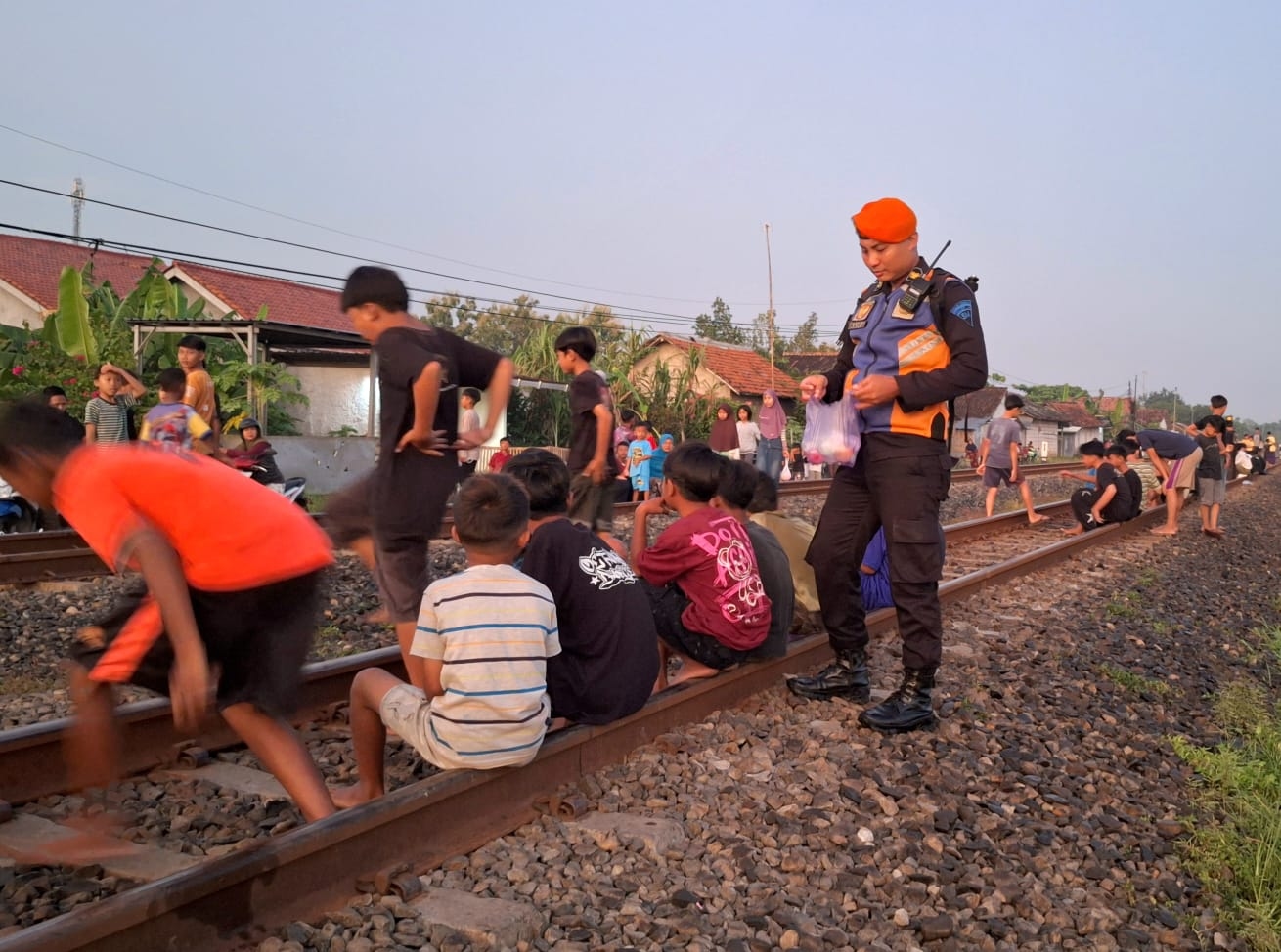 KAI Daop 4 Semarang Larang Masyarakat Ngabuburit di Rel, Bahaya dan Mengancam Keselamatan