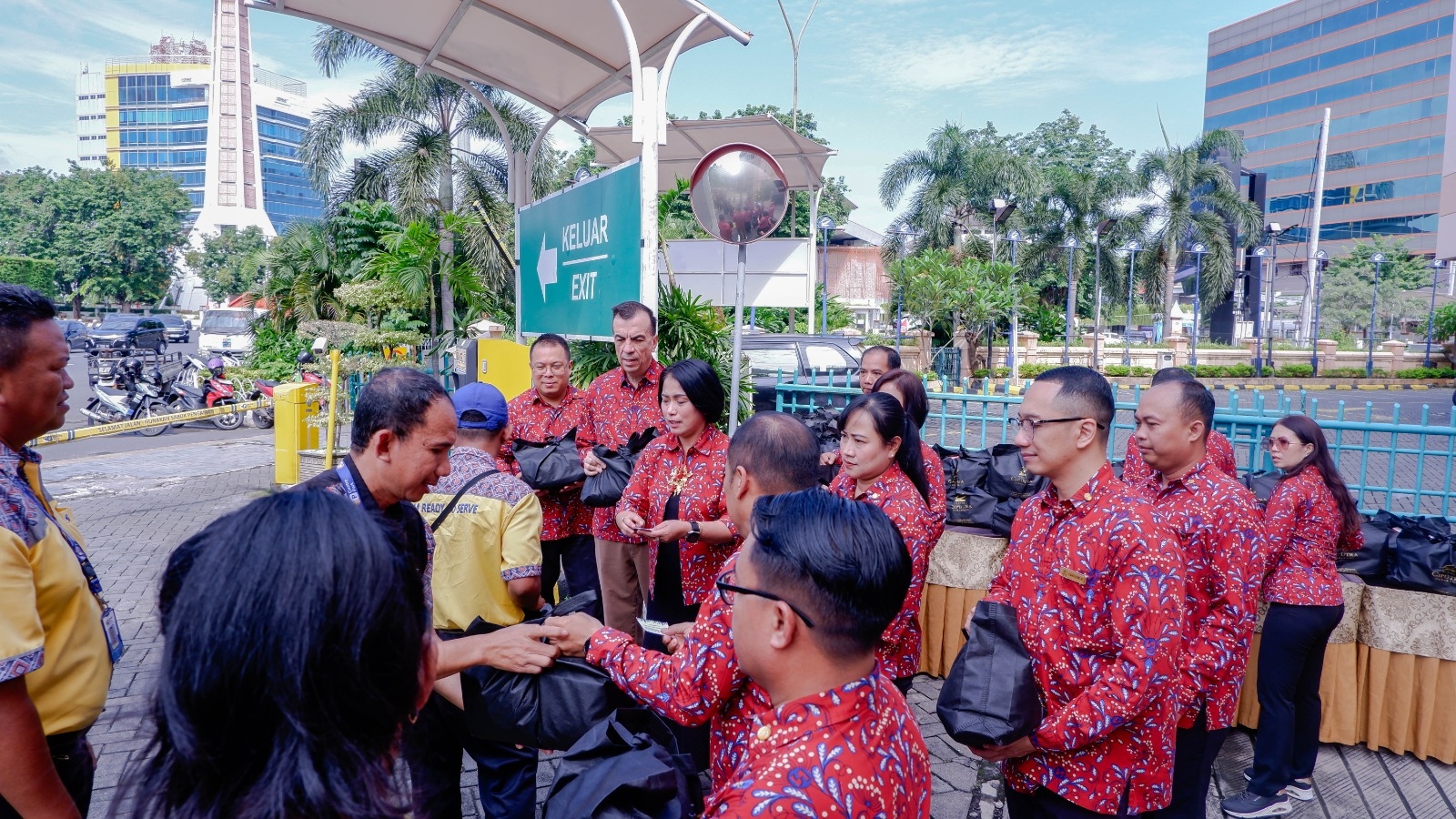 Hotel Ciputra Berbagi Kebahagiaan di Bulan Suci Ramadan Bersama Masyarakat