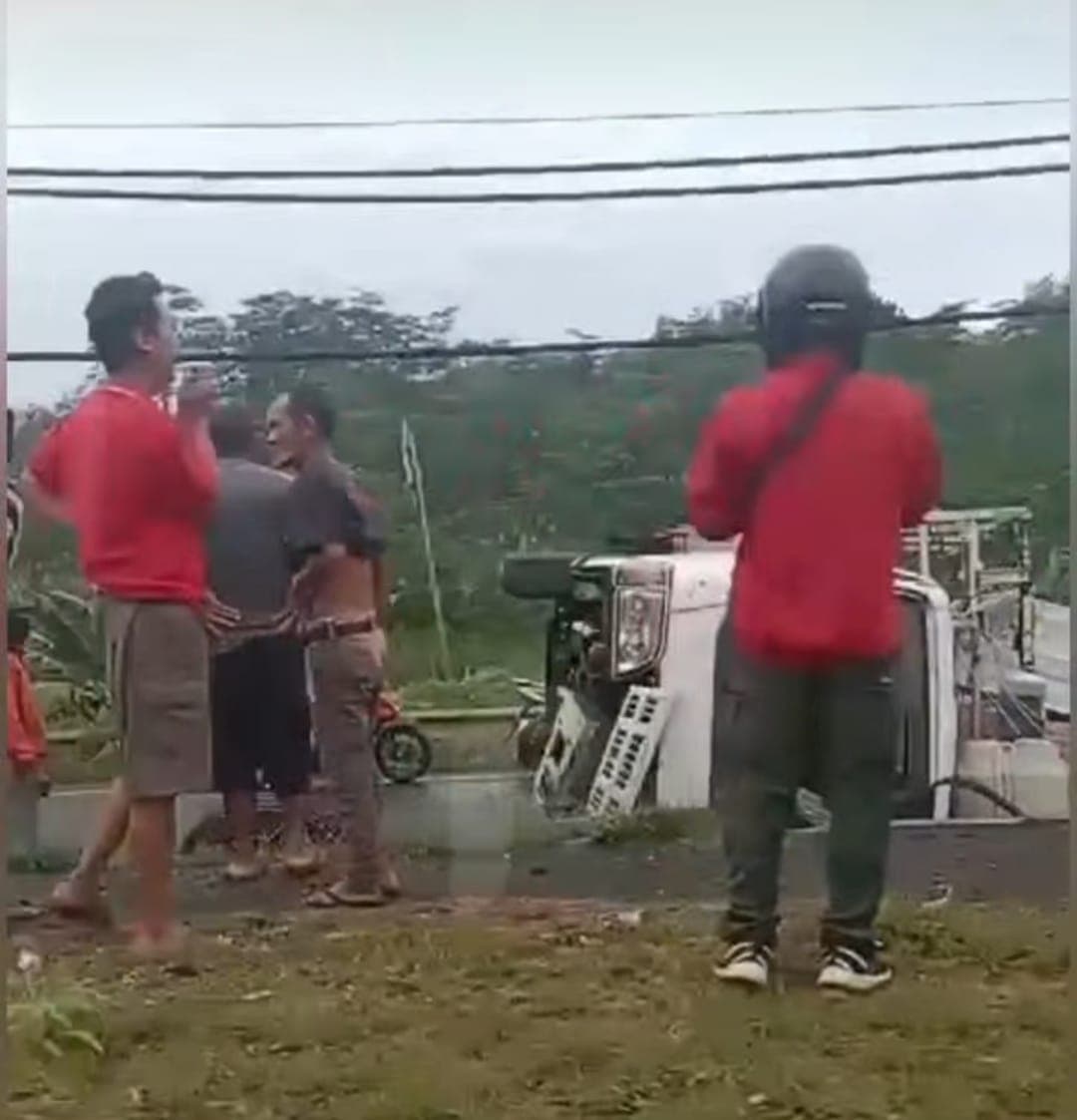 Truk Pengangkut Pintu Plastik Terguling di Batang, Tutup Sebagian Badan Jalan