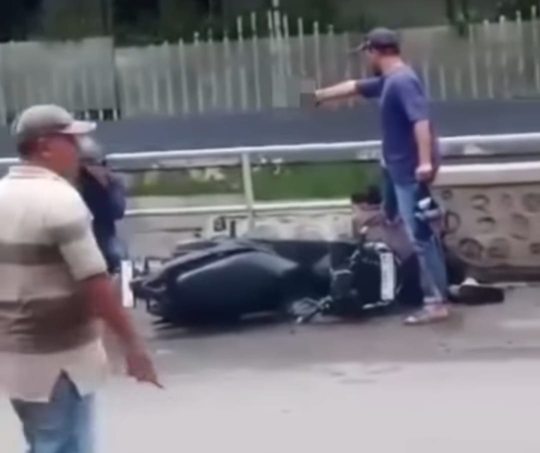 Aksi Heroik! Polisi di Probolinggo Kejar Begal hingga Tabrak Pembatas, Satu Pelaku Tersungkur Memohon Ampun!