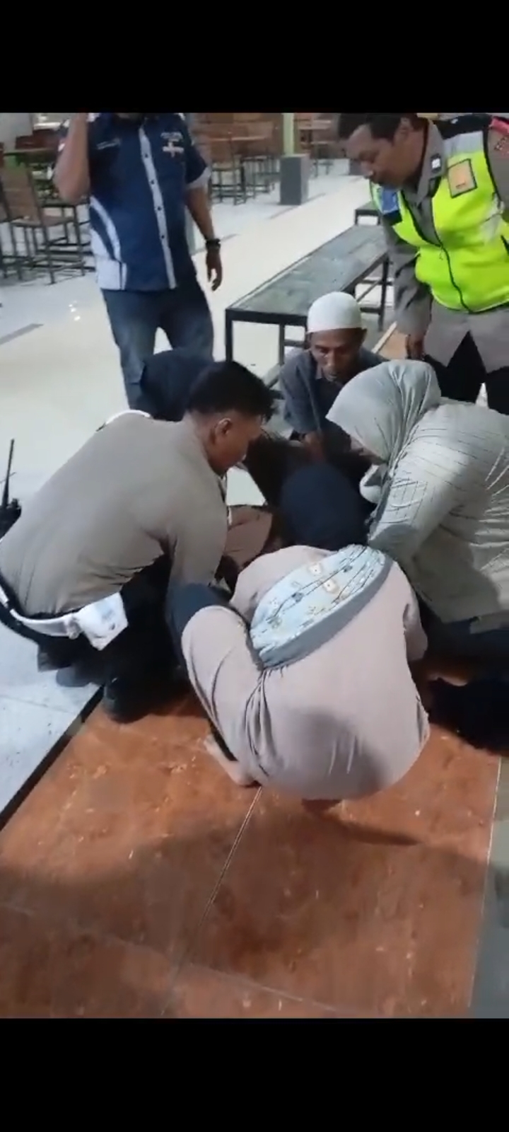 Viral, Polisi Bantu Bantu Tangani Balita yang Sedang Kejang-Kejang, Alhamdulillah Selamat