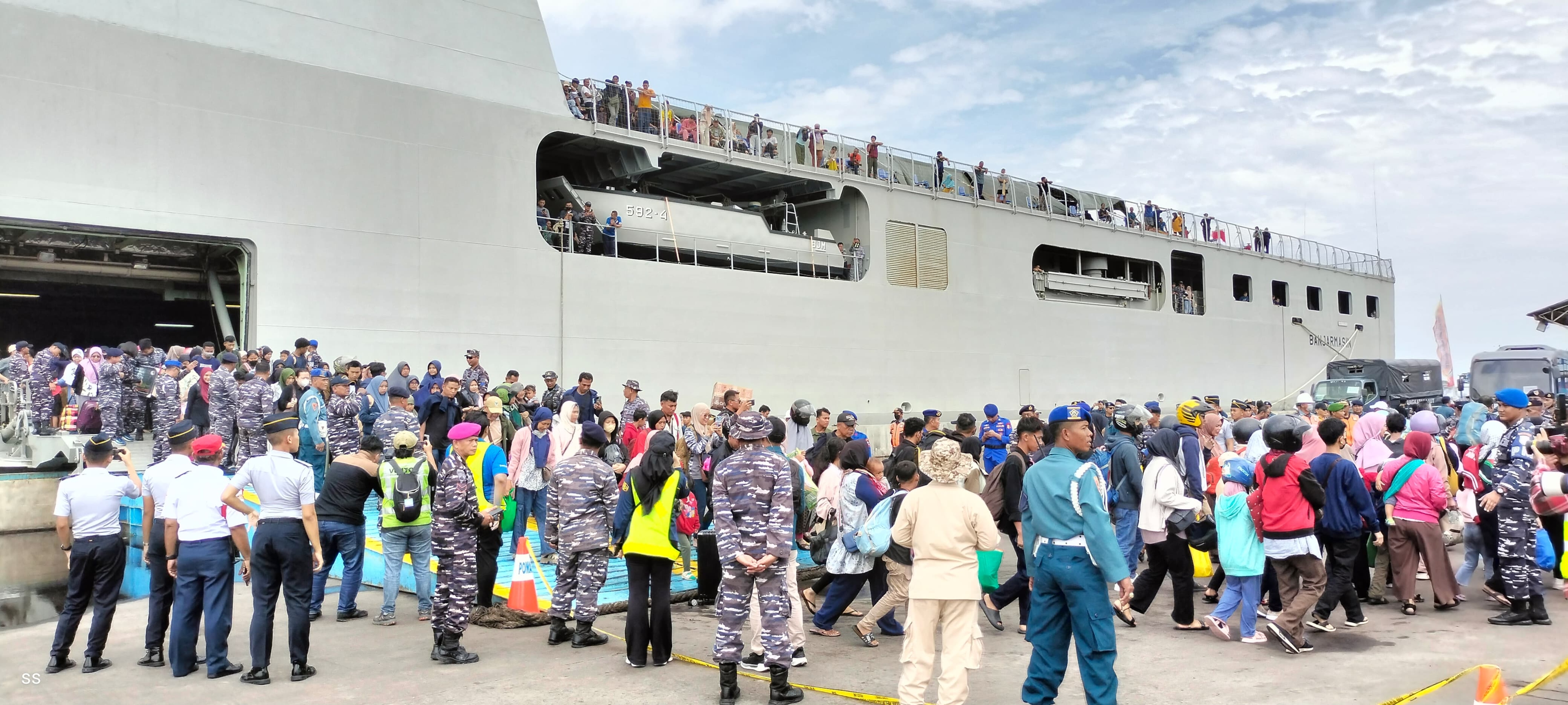 KRI BANJARMASIN 592 Datang di Pelabuhan Tanjung Mas Bawa Pemudik dari Jakarta, Ditpolairud Amankan Kedatangan