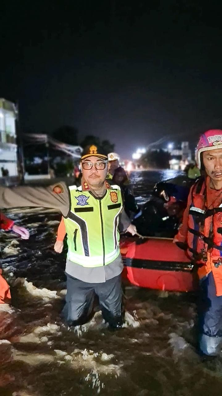 Banjir Kebumen, Kapolres Lakukan Evakuasi Warga dan Selamatkan Seorang Bayi di Tengah Arus Mudik
