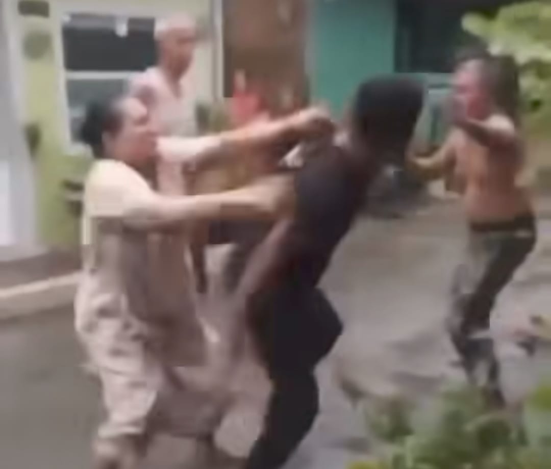 Viral, Pengemudi Mobil yang Arogan Hajar Suami Istri Babak Belur Dihajar Warga