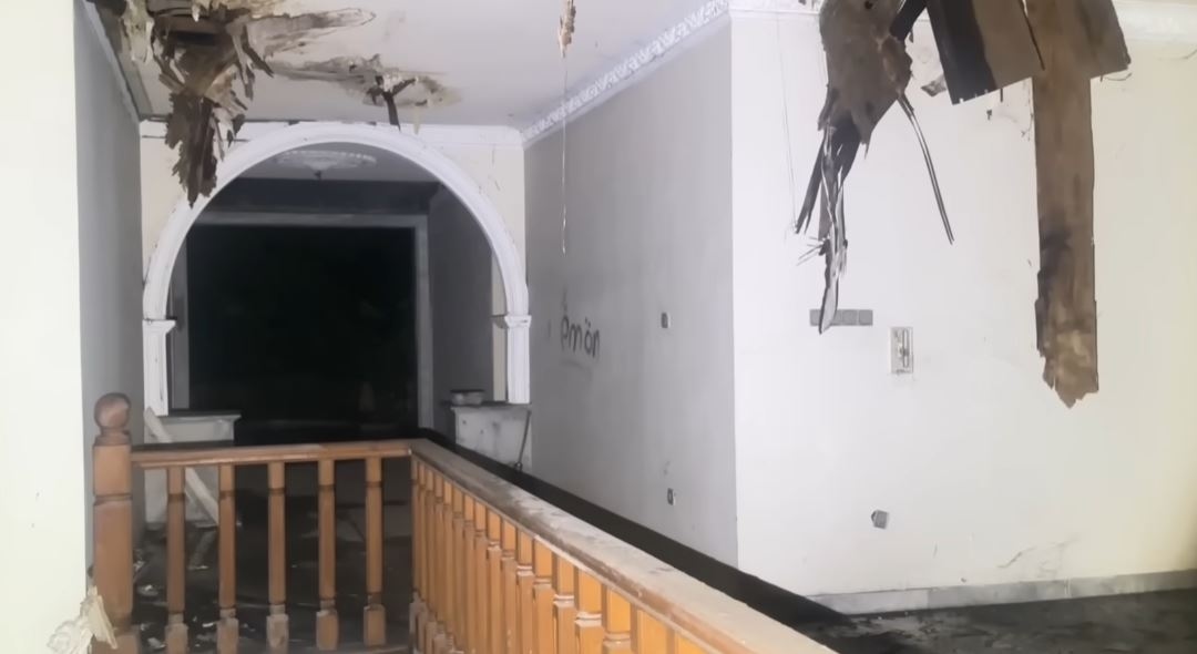 Tempat Misteri dan Angker di Jaksel! Bekas Rumah Mewah yang 15 Tahun Kosong! Ratusan Kuntilanak Berjejer?! Ceker Ayam Berdarah Mengawasi?!