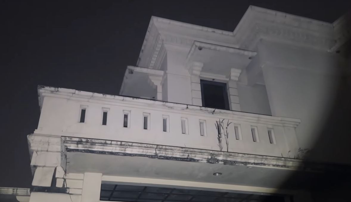 Gosip Mistis Rumah Mewah Terbengkalai yang Angker di Semarang! Ruang Bawah Tanah Mencekam! Sosok Hitam Raksasa Mengawasi?!