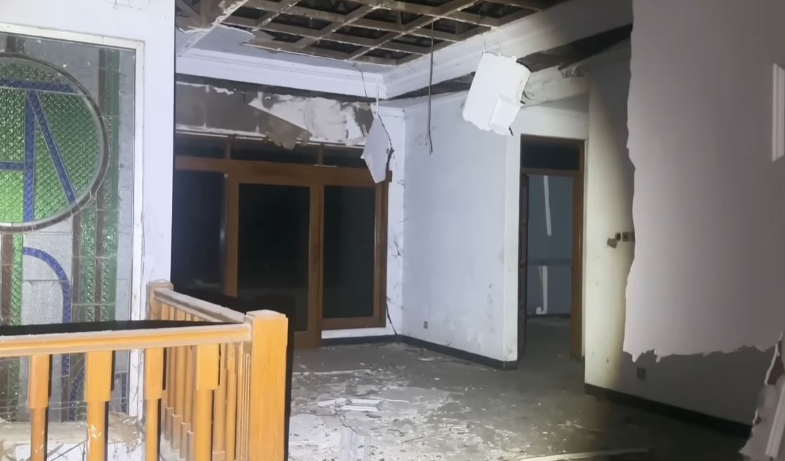 Gosip Horor dan Angker! Rumah Mewah Milik Artis Cilik Cirebon Jadi Sarang Hantu?! Mata Merah Mengawasi, Bau Gosong yang Tercium Misterius!