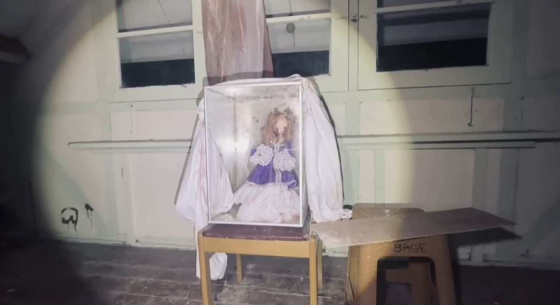 Gosip Horor dan Angker! Boneka Misterius di Rumah Tua Jogja Bikin Merinding: Jendela Terlarang, Kutukan Mengerikan?!