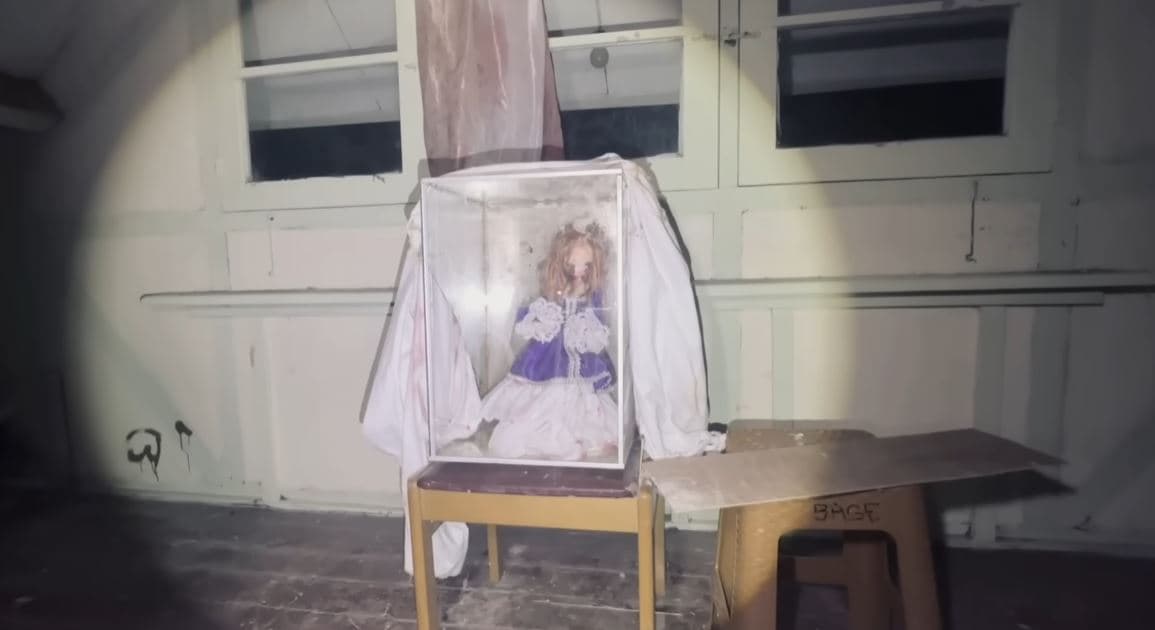 Gosip Horor dan Angker! Boneka Misterius di Rumah Tua Jogja Bikin Merinding: Jendela Terlarang, Kutukan Mengerikan?!