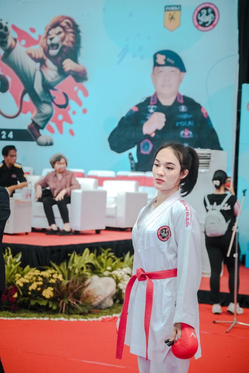 Membanggakan, Polwan Cantik yang Masih Muda Ini Sabet Medali Emas Kejuaraan Karate di Malaysia
