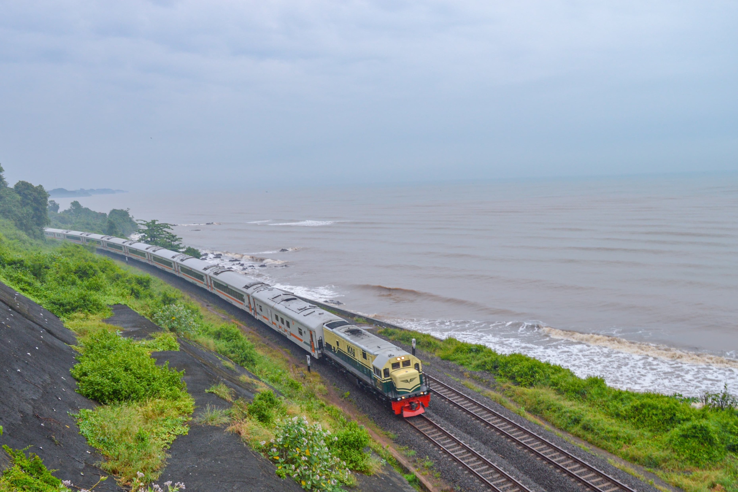 Keren, Keindahan Pesisir Pantura Jawa Tengah Bisa Dinikmati Dari Dalam Gerbong Kereta Api