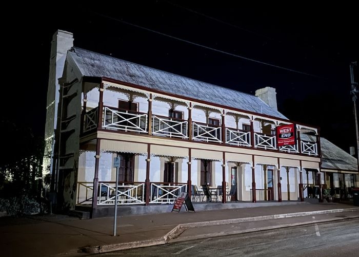 HOROR NYATA DI AUSTRALIA! Mount Remarkable Hotel, Penginapan Tua yang Berusia Ratusan Tahun Ini Dihantui 3 Hantu Mengerikan! Kursi Bergerak Sendiri?!