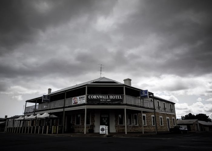MERINDING! Cornwall Hotel, Penginapan Tua di Australia Ini Punya Ruang Bawah Tanah Bekas Kamar Mayat Anak-anak! Boneka Bergerak Sendiri?!