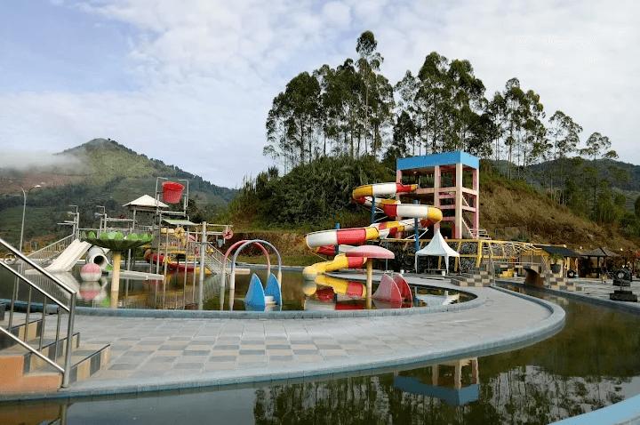 Nyari Hotel yang Ada Kolam Renangnya? Cek di 5 Hotel Lokal di Kawasan Wisata Dieng Berikut Ini
