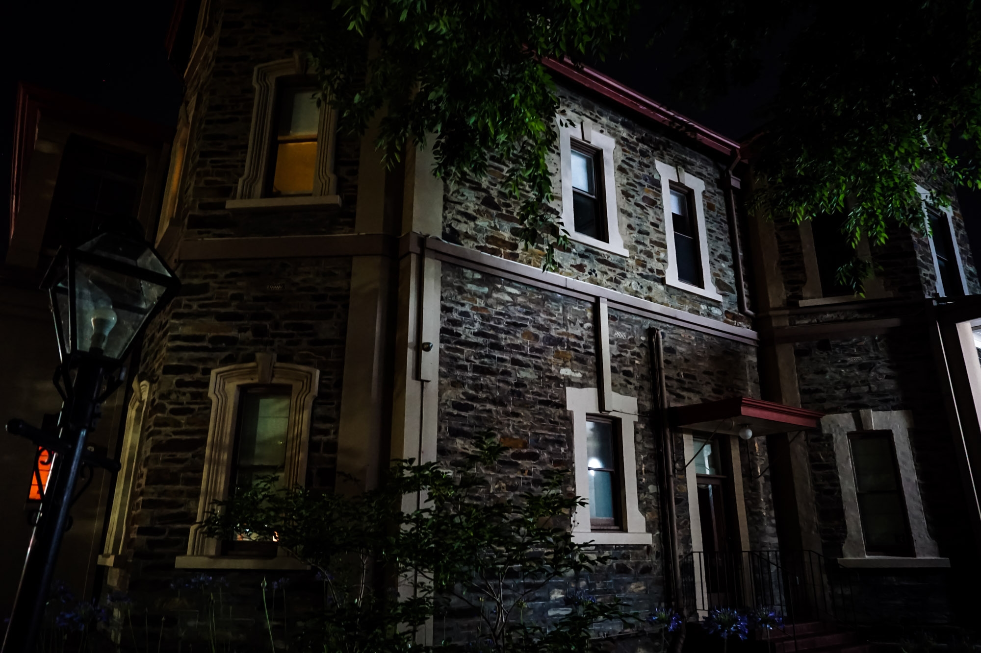 Merinding! Kisah Hantu Misterius di Klub Elit Adelaide: Ada Gadis Kecil Bermain di Tangga Hingga Tamu Merasa Ditindih!