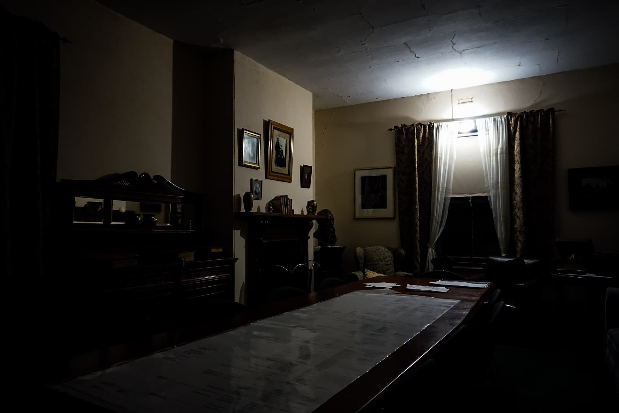 MERINDING! Rumah Bersejarah di Australia Ini Dihuni Arwah Nyonya Berlantera dan Penampakan Kakek Misterius di Ruang Bawah Tanah!