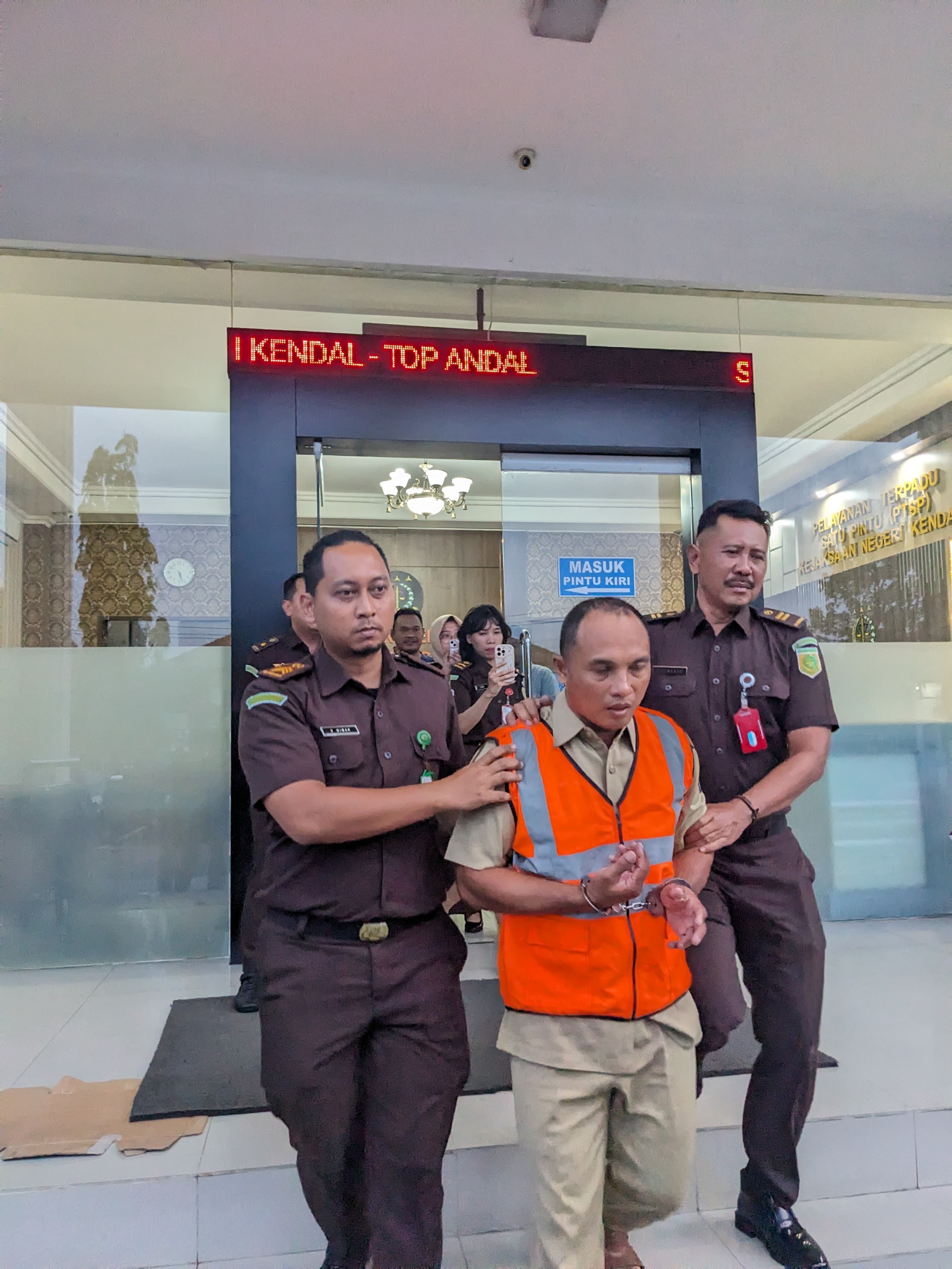 Selewengkan Dana Pembangunan Jalan Desa Rp 530 Juta, Kades Kertosari Kecamatan Singorojo Kendal Ditahan Kejari