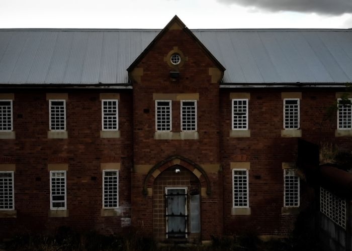 BIKIN MERINDING! Rumah Sakit Jiwa Tertua di Australia Ini Dihuni Sosok Bayangan dan Suara Misterius Anak Kecil!