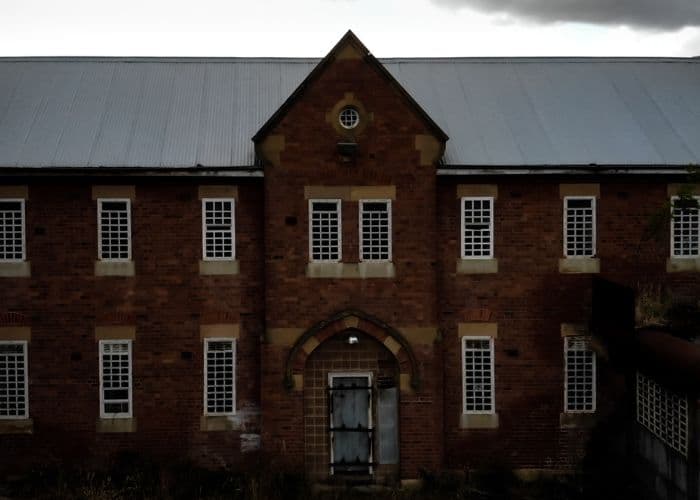 BIKIN MERINDING! Rumah Sakit Jiwa Tertua di Australia Ini Dihuni Sosok Bayangan dan Suara Misterius Anak Kecil!