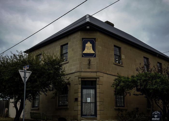 BIKIN PENASARAN! Hotel Bersejarah di Tasmania Ini Dihantui Arwah Wanita Misterius yang Suka Godain Tamu! Berani Menginap di Kamar 4?