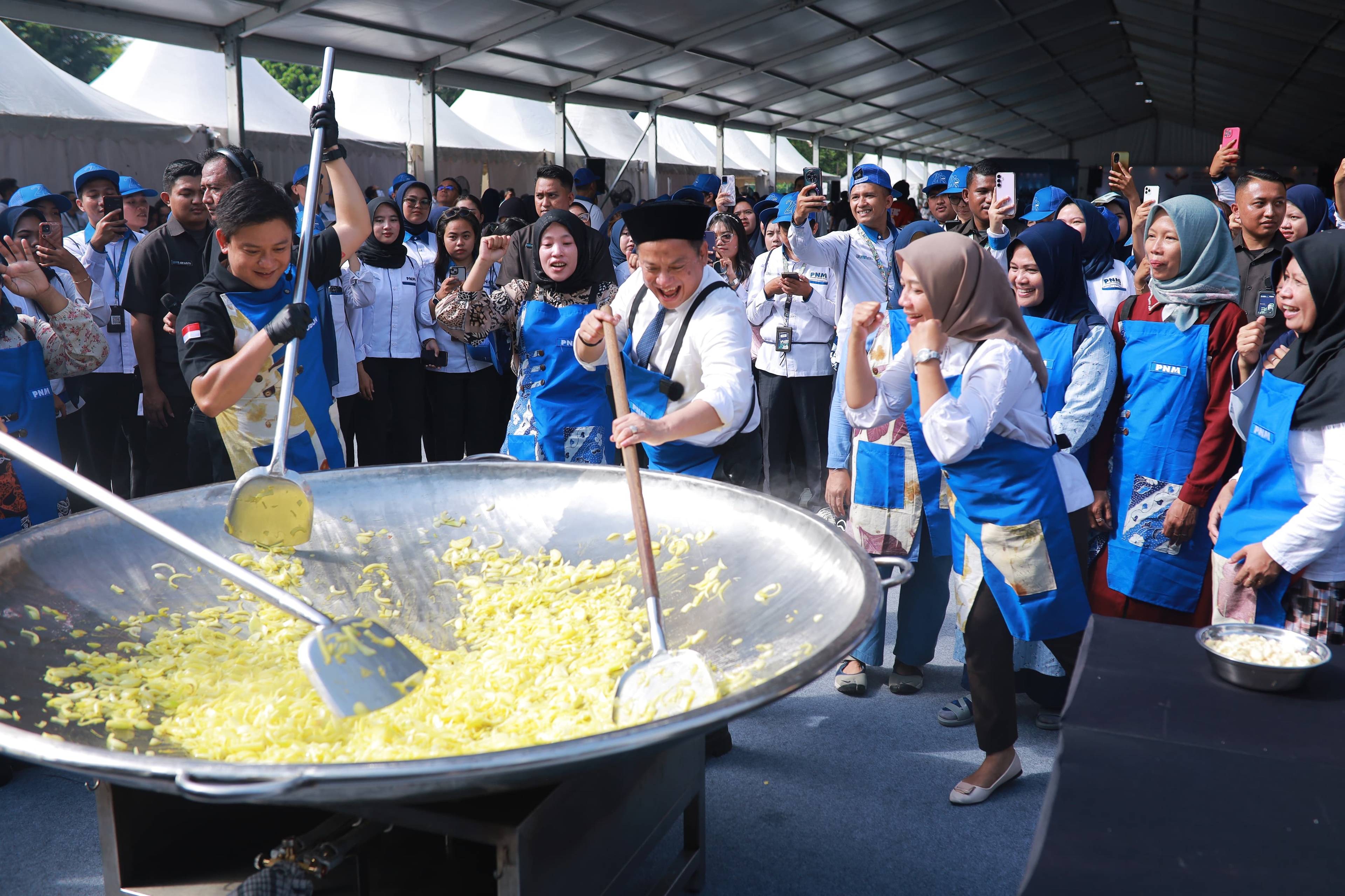 Syukur HUT PNM ke-26, Bobon Santoso Masak Besar Bersama Nasabah PNM Mekaar